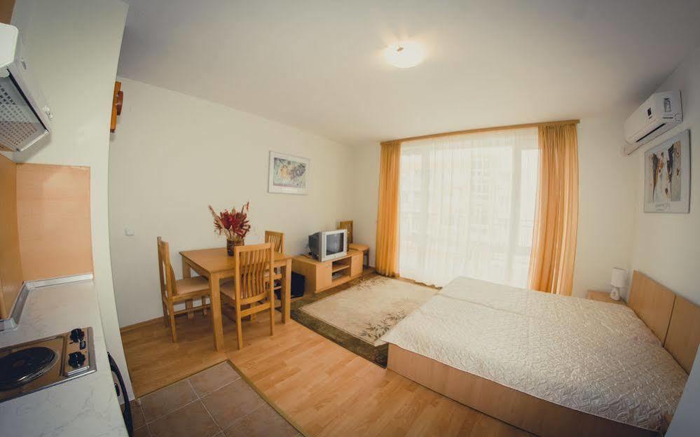 Messambria Beach Apartments Светий Влас Екстер'єр фото
